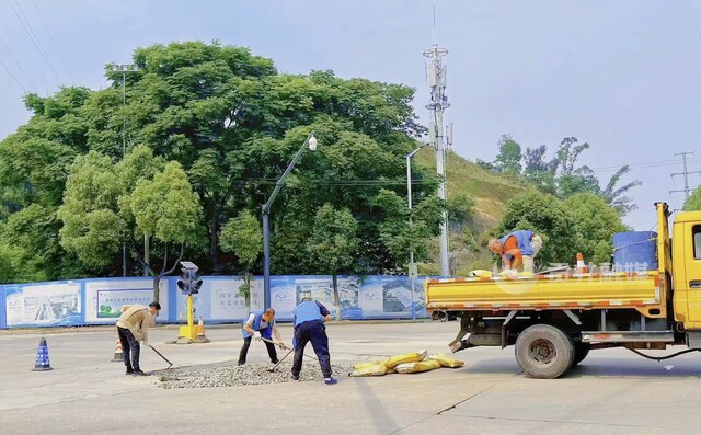 富兴路——源丰街临时红绿灯交汇处路面修补 (4).jpg