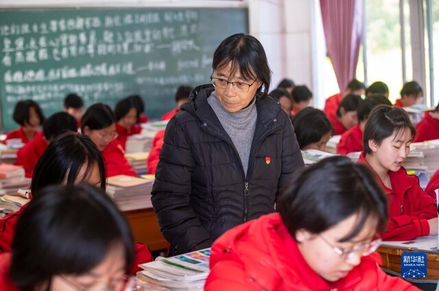 云南丽江华坪女子高级中学校长张桂梅（中）在教室里检查学生上课情况（2020年12月1日摄）。新华社记者 陈欣波 摄
