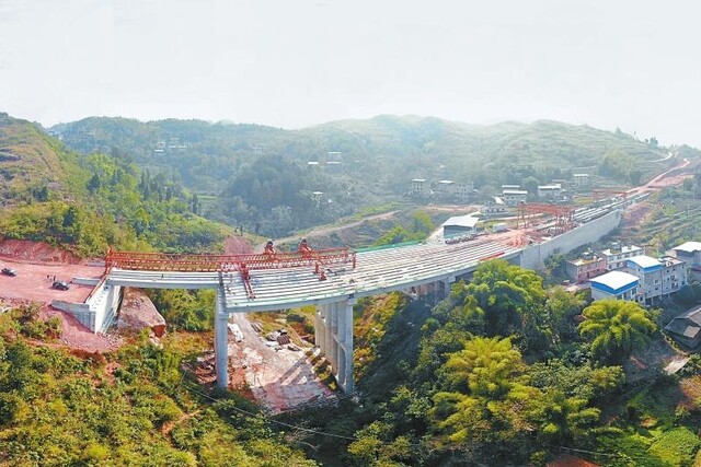 10月17日，川渝高竹新区南北大道三期邻水段，正在进行预制T梁架设的宝竹寺大桥。 吴迪 摄