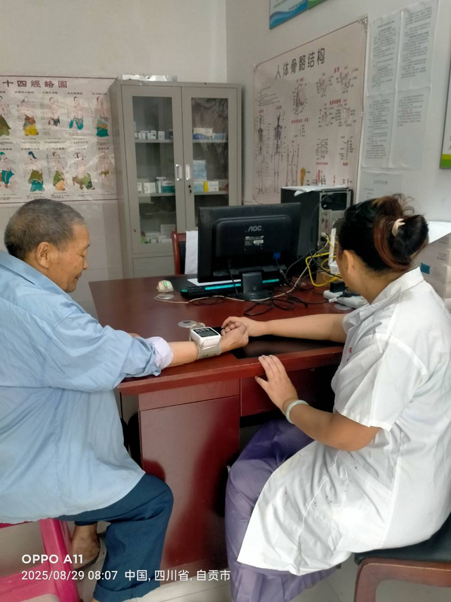 村医生为村民开展诊疗.png