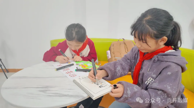 学生在儿童之家画画.png