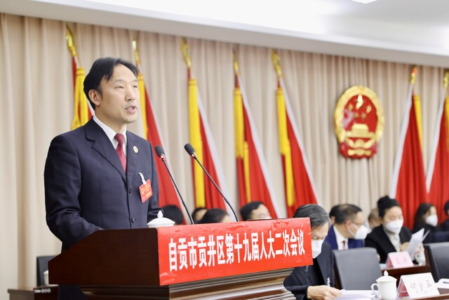 ▲区人民检察院检察长杨德永作《检察院工作报告》