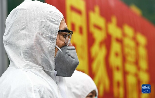 邮车驾驶员其美多吉在四川成都准备出发，向武汉运送防疫物资（2020年2月14日摄）。新华社记者 薛玉斌 摄
