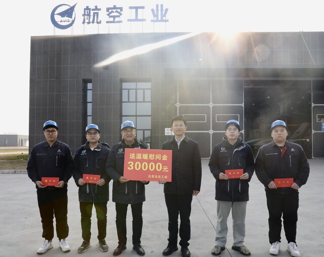 ▲慰问成飞无人机产业基地一线职工