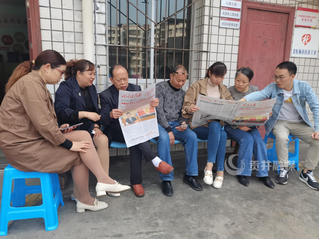 贡井区筱溪街纪检干部到青杠林社区多种形式宣讲党的二十大精神。