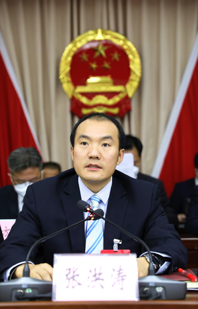 区委书记张洪涛主持会议