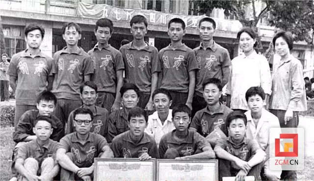 1979年自贡航模队在成都太平寺机场合影（资料图片）