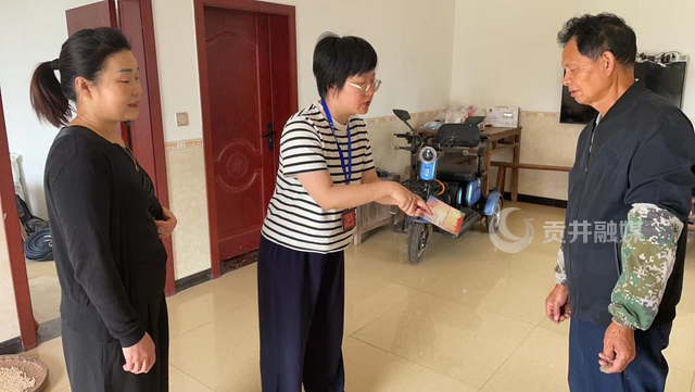 桥头镇纪检干部入户发放“廉心卡”。（沈洋 摄）.png