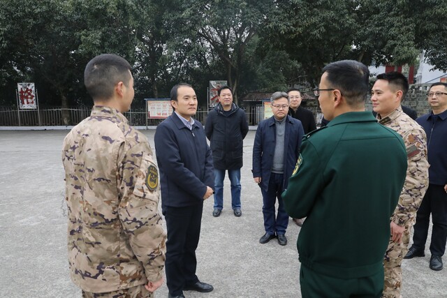 ▲慰问武警自贡支队
