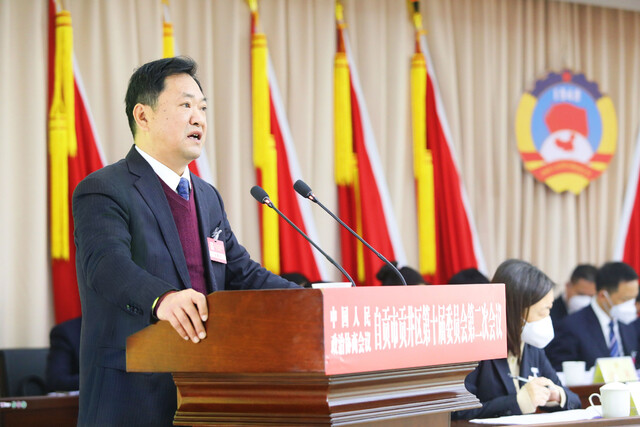 ▲李平代表政协贡井区第十届委员会常务委员会向大会作报告