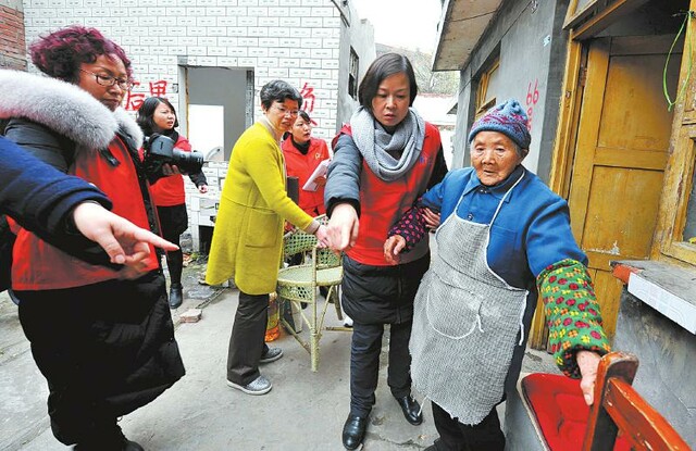 志愿者为独居老人提供帮助