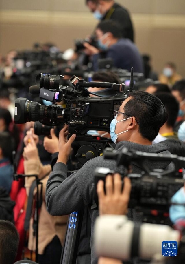 这是记者在分会场采访。新华社记者 李明 摄