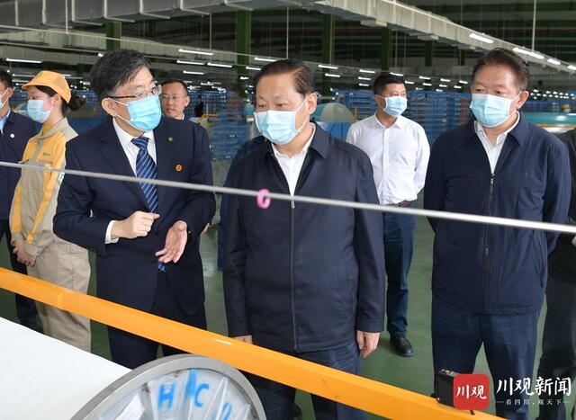 4月19日，省委书记彭清华到泸州市龙马潭区恒力（泸州）产业园调研，了解纺织新材料等产业发展情况。