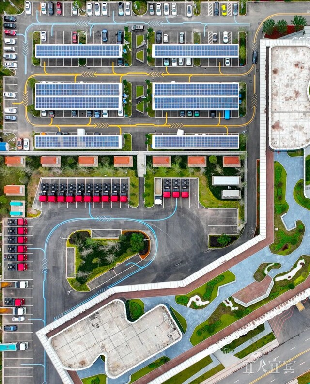 位于三江新区的东部产业园能源港内，不少新能源重卡、汽车在这里进行快速充、换电 庄歌尔 摄.jpg