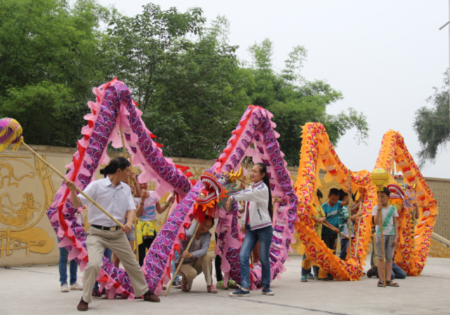 李培元（左一）培训艾叶镇少年龙灯队