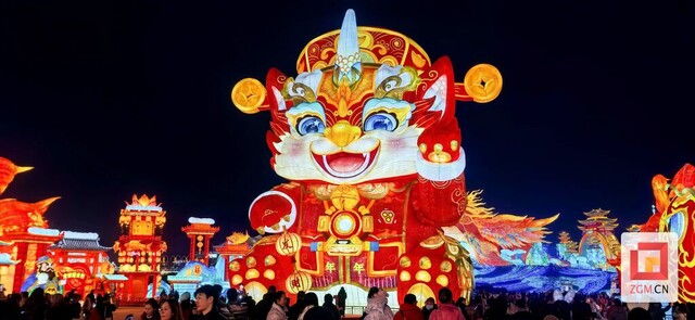 AI语音对话的年兽灯组 记者余耀 摄.jpg