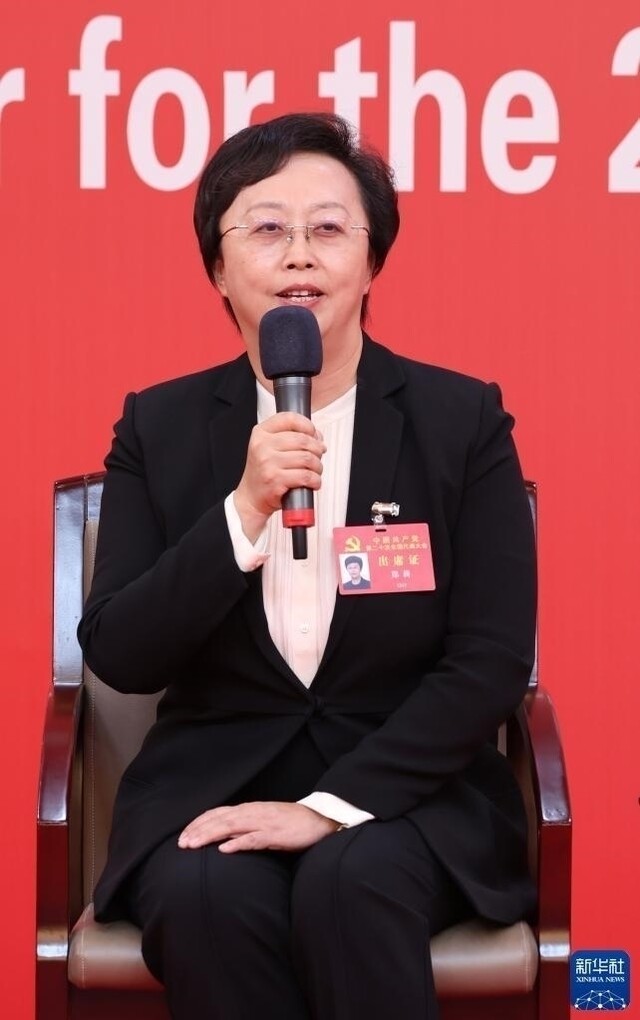 四川省委常委、宣传部部长郑莉回答记者提问。新华社记者 张玉薇 摄