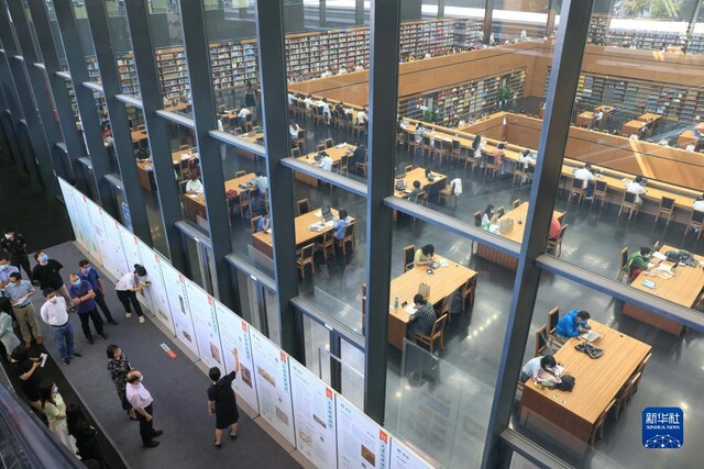 在北京国家图书馆，工作人员在介绍“经典，予生活以诗意——‘文津经典诵读’十周年主题展”（2022年9月7日摄）。新华社记者 殷刚 摄