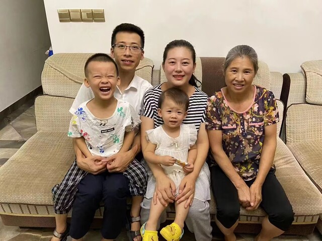 龚小兵一家全家福