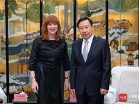 王晓晖会见澳大利亚维多利亚州州督加德纳