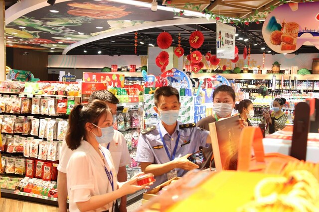 贡井区纪委监委联合市场监管部门开展节前专项监督检查  潘朝洪摄