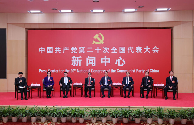 10月18日，中国共产党第二十次全国代表大会新闻中心举行集体采访。黑龙江、上海、江苏、浙江、安徽、福建、江西代表团新闻发言人出席，介绍代表团学习讨论二十大报告情况，并回答记者提问。新华社记者 张玉薇 摄