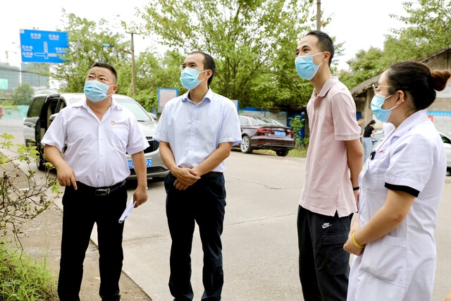 2-在原伍家坡社区调研留观点疫情防控工作.jpg