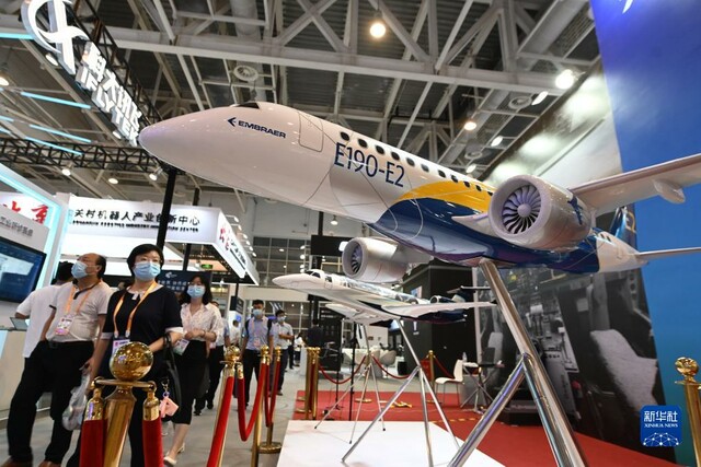 参观者从2021金砖国家新工业革命展展出的飞机模型前走过（2021年9月8日摄）。新华社记者 林善传 摄