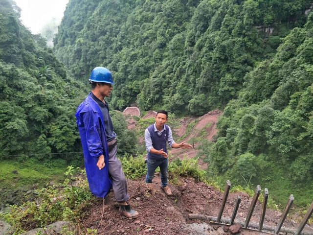 立克拢拢（左二）在网红路——西泥湾二十四道拐施工现场。