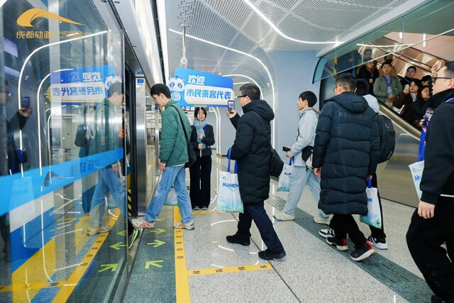 “体验官”乘坐27号线列车。成都轨道集团供图