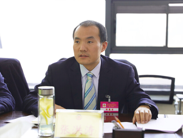 ▲贡井区委书记张洪涛讲话
