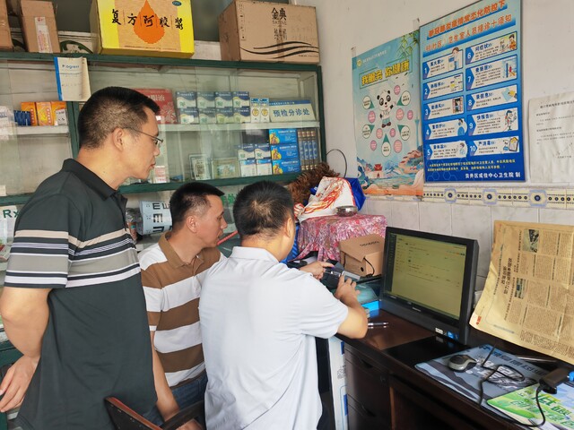 区医保局党组书记何礼才到成佳镇天宫村卫生室现场督导.jpg