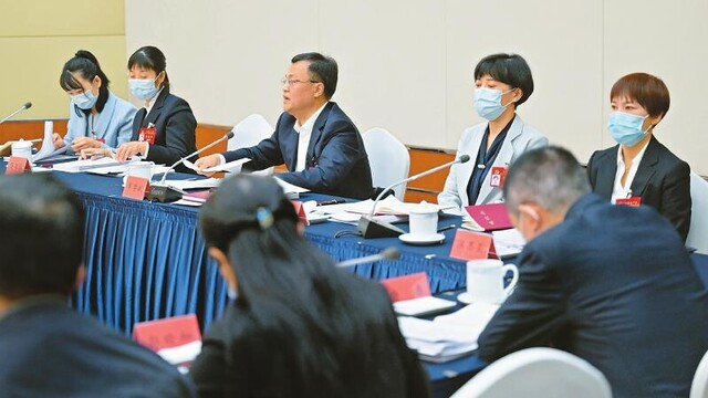 10月18日，党的二十大四川省代表团在驻地举行分组会议，继续讨论党的二十大报告，讨论中央纪委工作报告和党章修正案。川观新闻记者 欧阳杰 摄