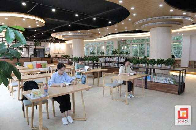 市民在龙井街道阅览室里看书.jpg