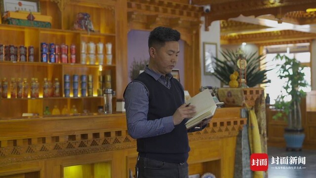 向巴扎西在经营藏餐厅（摄影 肖洋）