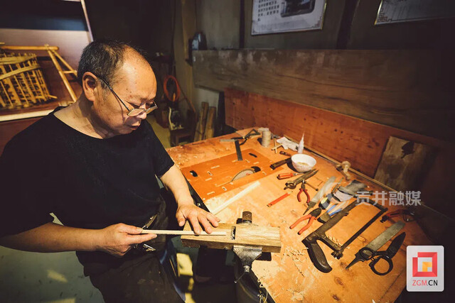 黄泽章反复打磨着木料.jpg
