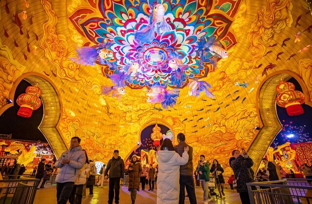 游客在灯组内部打卡，沉浸在光影带来的美好寓意之中。 记者 叶卫东 摄.jpg