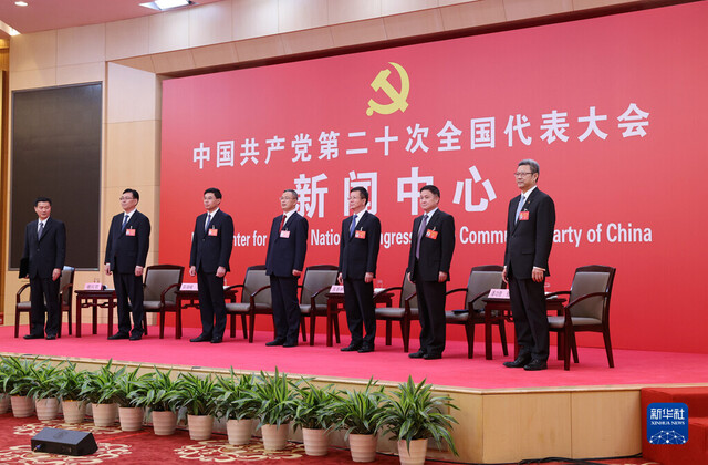 10月20日，中国共产党第二十次全国代表大会新闻中心举行集体采访。青海、宁夏、新疆、中央和国家机关、中央金融系统、中央企业系统（在京）代表团新闻发言人出席，介绍代表团学习讨论二十大报告情况，并回答记者提问。新华社记者 张玉薇 摄