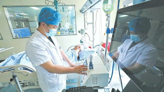 蒲洪亮喜欢说一句话：医者心里应有一面镜子。他时刻提醒镜子里的自己严谨的态度，肩负的责任，未完的使命。