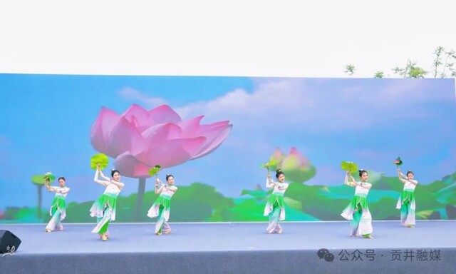 ▲建设镇《荷影》