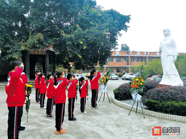 江姐小学学生在江姐塑像前怀念先烈