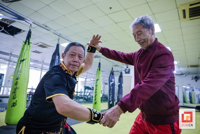 八旬高龄的廖正环（右）在队员训练时给予指导.jpg