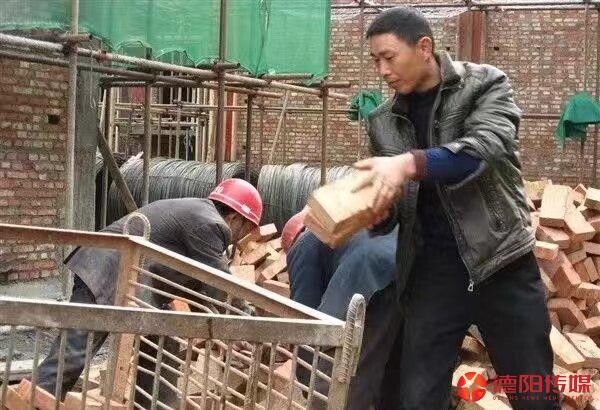 年轻时的杨俊富，在工地上当砌砖工。.jpg