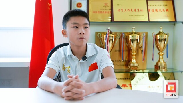 余辰骏接受记者采访 实习生 白可 摄.jpg