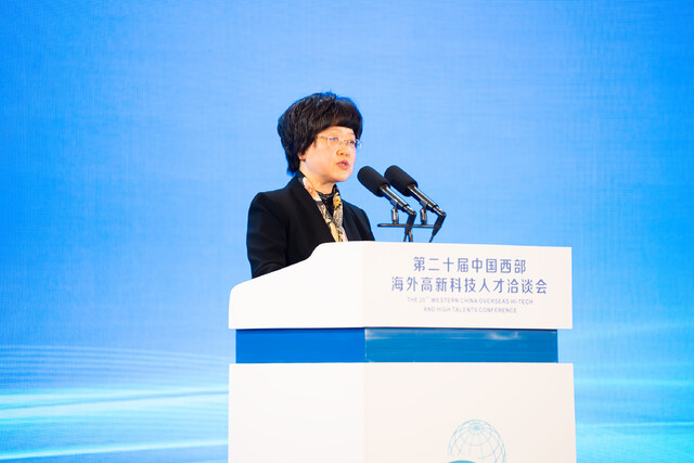 ▲四川省发展改革委党组成员、省经动办主任兼省发展改革委副主任杨昕介绍四川省通用航空及无人机产业发展情况