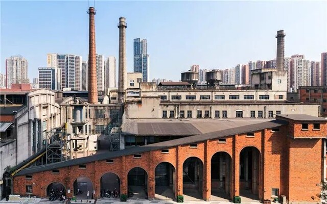 在原成都国营红光电子管厂旧址上改建而成的东郊记忆园区南大门。大门既保留了老工业区的风貌,又融入了现代审美和创意,成为了园区一大亮点。资料图片