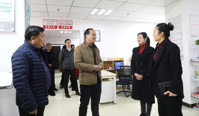 调研长土街洞桥社区新时代文明实践站建设情况