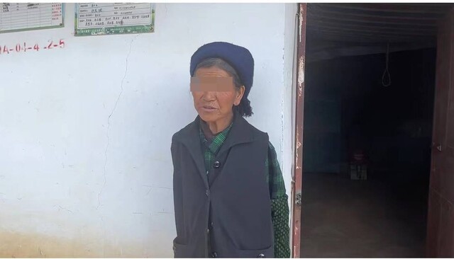 肖婆婆在她的家门口