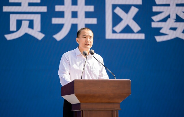 ▲贡井区委书记张洪涛介绍签约和开工项目总体情况