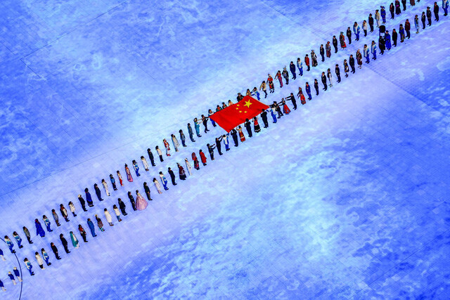 这是中华人民共和国国旗在北京第二十四届冬季奥林匹克运动会开幕式上入场（2022年2月4日摄）。新华社记者 陈益宸 摄